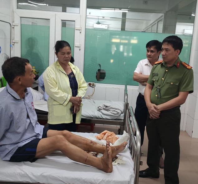 Công an viên bị nam thanh niên cầm dao truy đuổi chém đứt gân chân